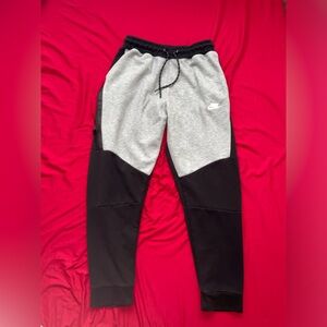 •Nike tech fleece sweatpants grey/black
•size large but fits like medium
